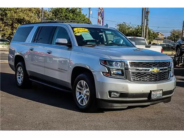 2016 Chevrolet Suburban image 2