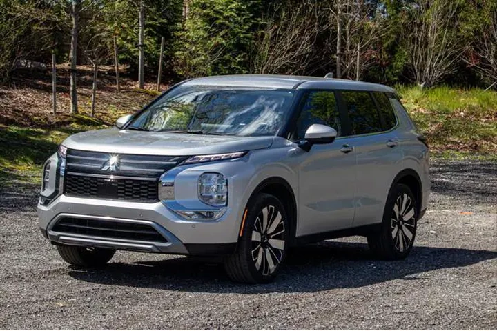 $22895 : Mitsubishi Outlander 2025 SE image 1