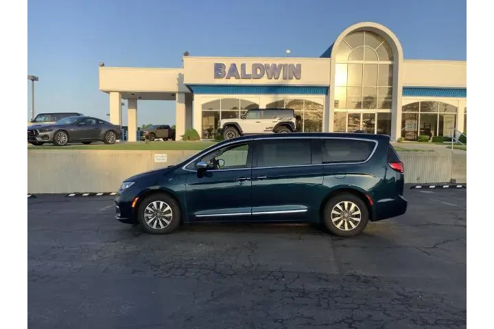 $33950 : Chrysler Pacifica Plug-In Hy image 4