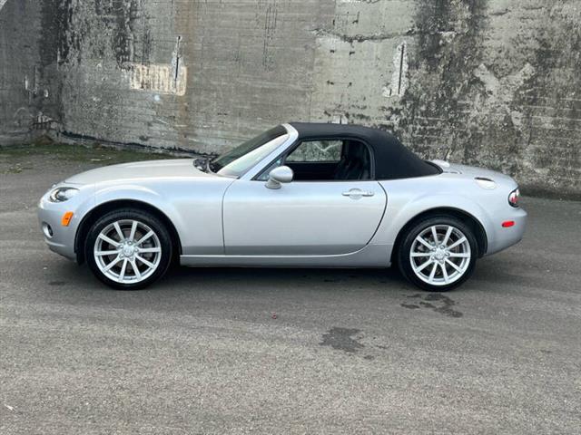 $10988 : 2006 MX-5 Miata Touring image 4