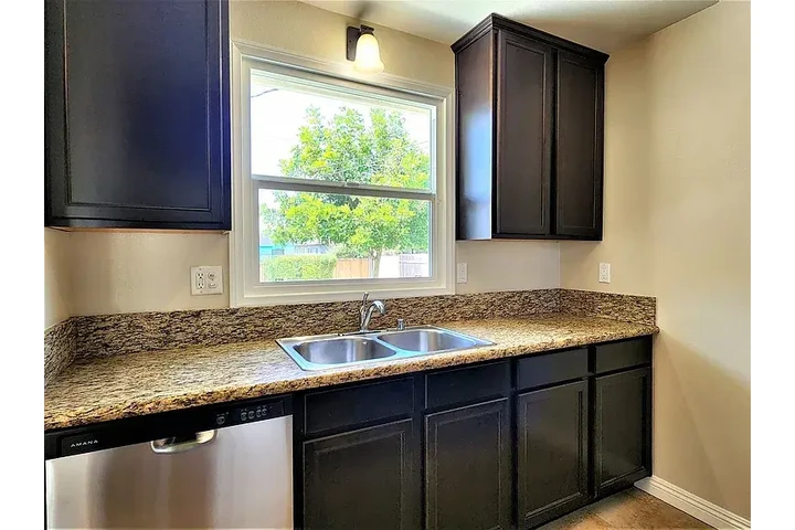 $800 : Beautiful recently remodeled image 10