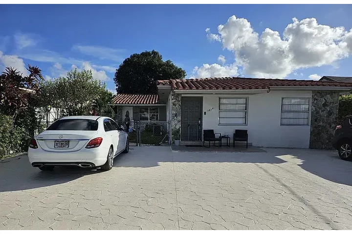 $2000 : HOUSE FOR RENT IN MIAMI FL image 2