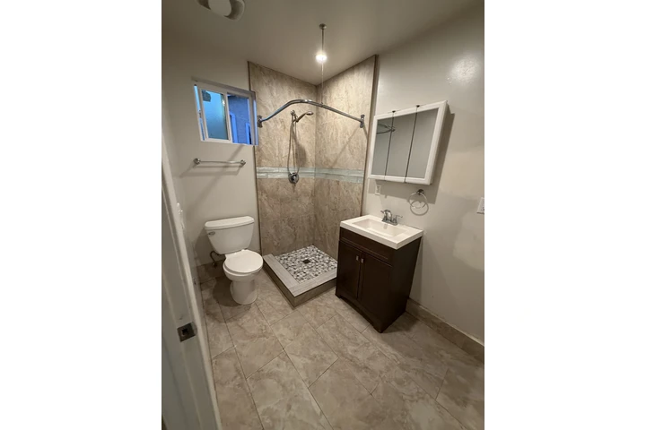 $1950 : Se renta casita de dos habitac image 2