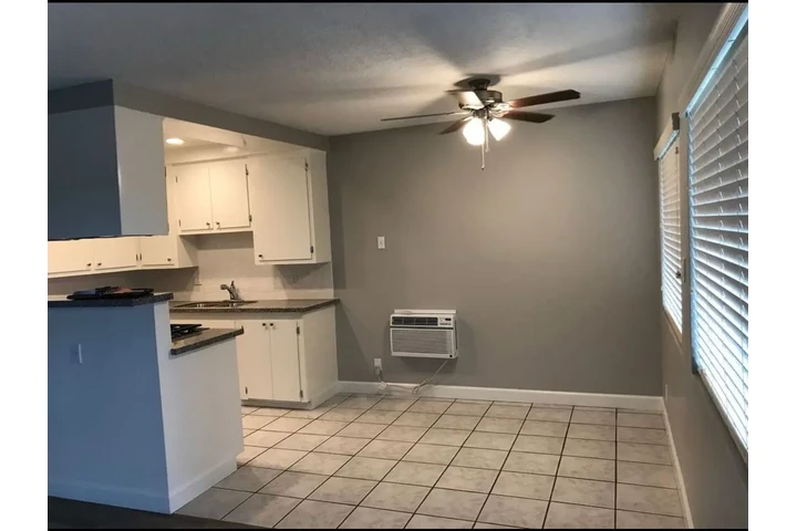 $1300 : A beautiful luxury apartment image 6
