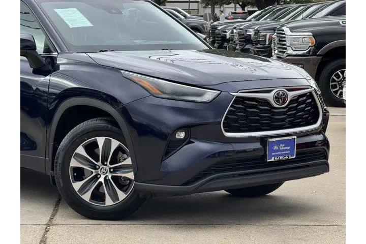 $35141 : Toyota Highlander 2023 LE 4d image 2
