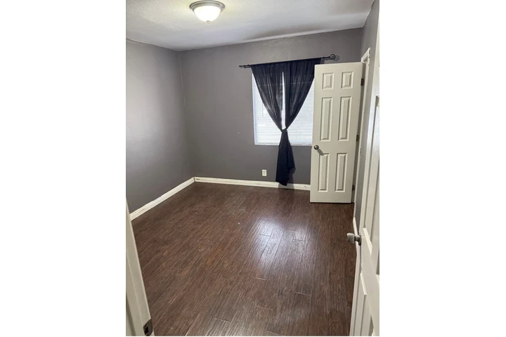 $800 : SE RENTA RECAMARA AMPLIA! image 2