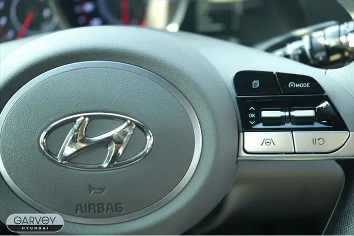 $20921 : Hyundai ELANTRA 2023 SEL 4dr image 7