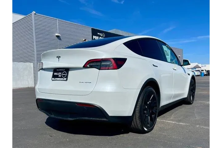 $27997 : Tesla Model Y 2021 AWD Long image 6