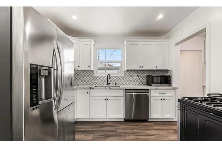$2350 : 3Bed/2Bath Home For Rent in LA image 3