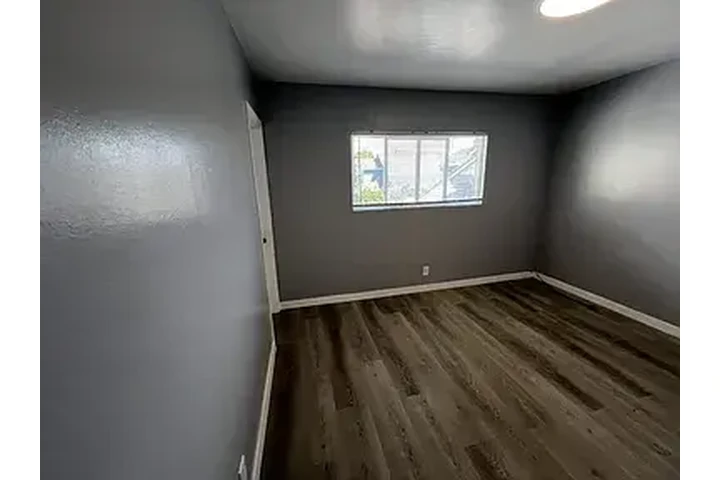 $2400 : Comfortable Modern House image 3