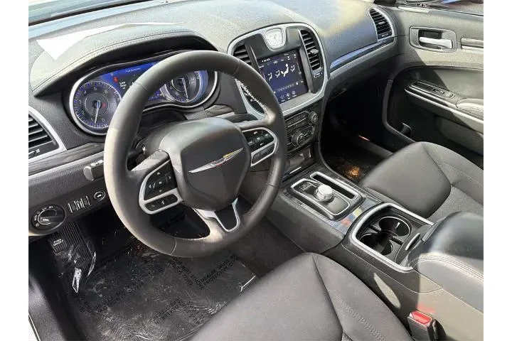 $26400 : Chrysler 300 2022 Touring 4d image 8