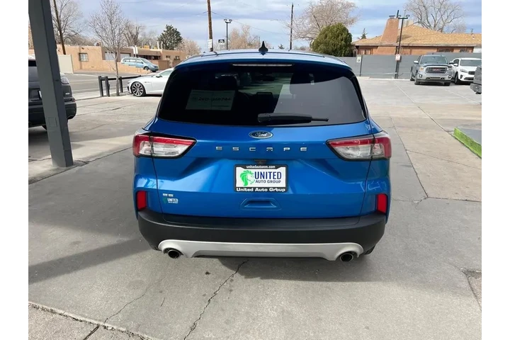 2021 Escape SE image 6