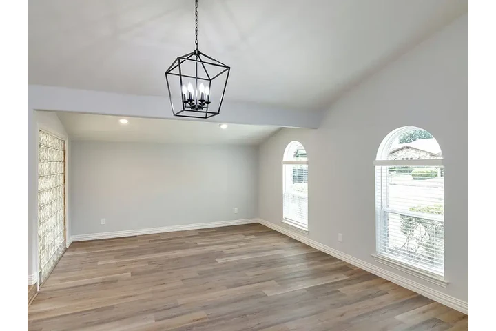 $1350 : Gorgeous 3 bedroom 2 b image 5