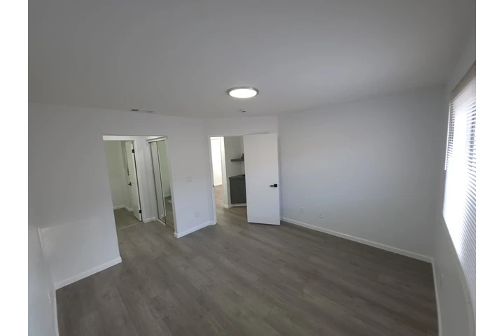 $2590 : Bella casa remodelada 2 pisos image 10