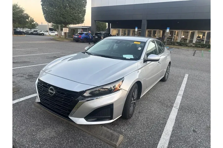 $17987 : Nissan Altima 2023 2.5 SV 4d image 2