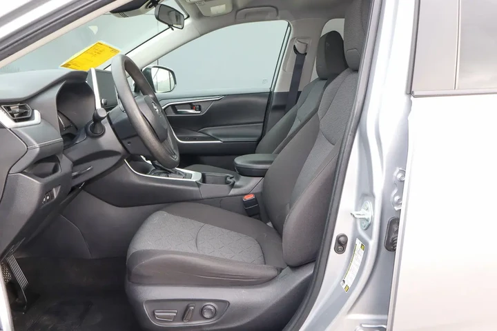 $25988 : 2024 RAV4 XLE FWD image 7
