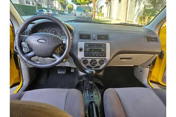 $2000 : Ford Focus 2004 image 6