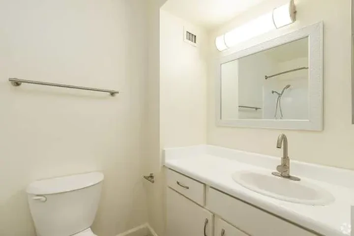 $1350 : Apartment for rent image 3