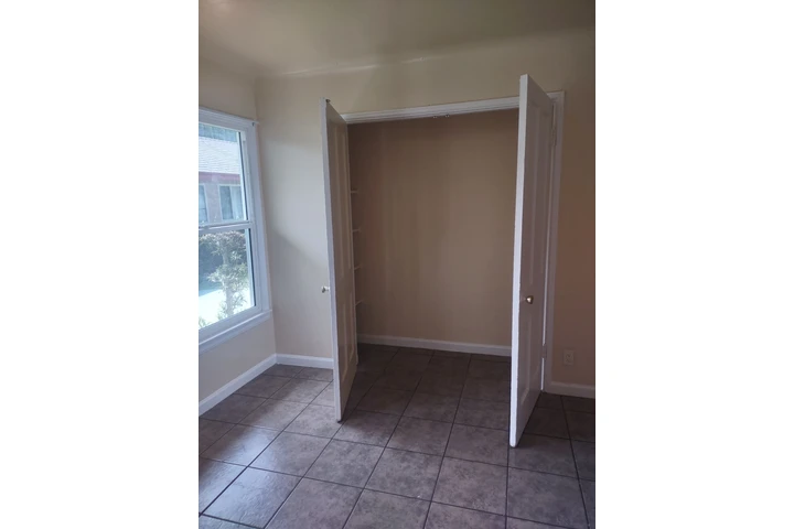 $1400 : Single Apt image 3