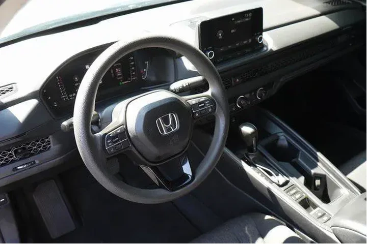 $23865 : Honda Accord 2023 LX 4dr Sed image 3