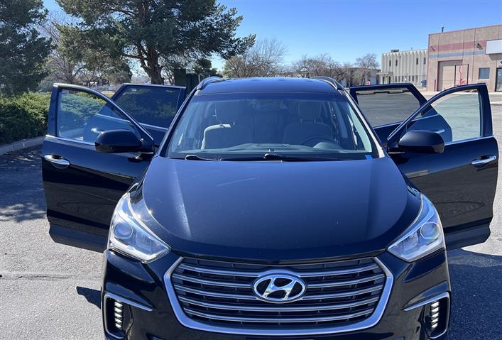 $7500 : 2017 Hyundai Santa Fe SE image 1