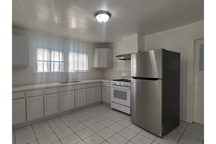 $1500 : minutes from🌆Downtown Los Ang image 5