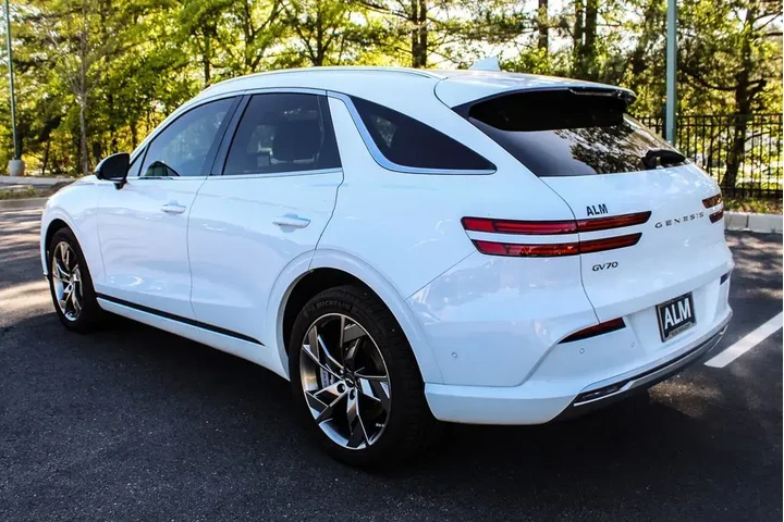 $32960 : Genesis Electrified GV70 202 image 4