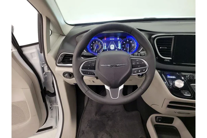 $29998 : Chrysler Pacifica 2024 Touri image 10