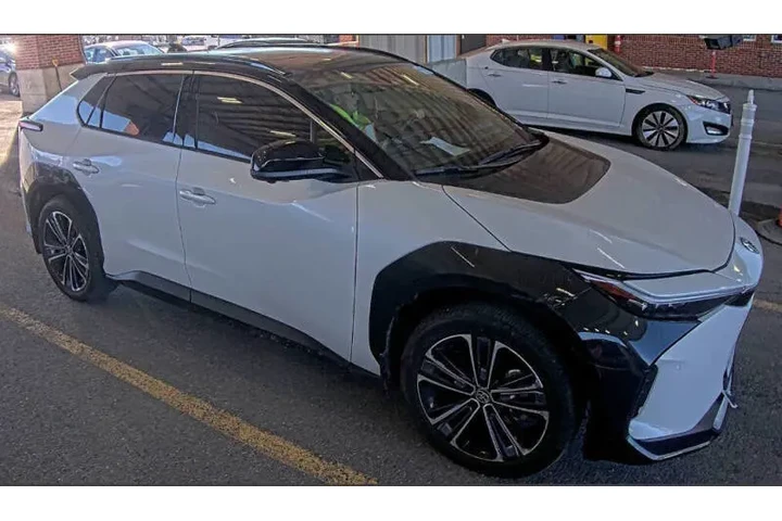 $23995 : 2023 bZ4X Limited image 3