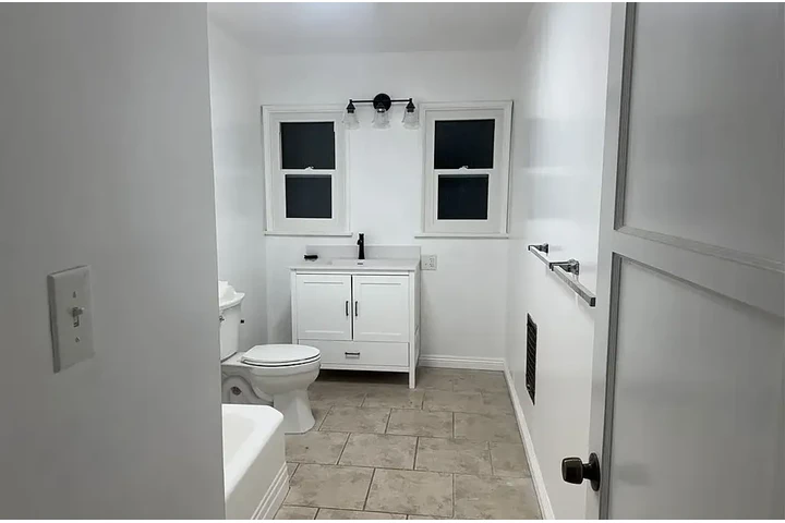 $1200 : Beautifully remodeled 2-bed, 1 image 6