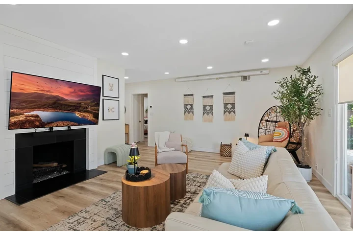 $1000 : modern bedroom Home for rent image 4