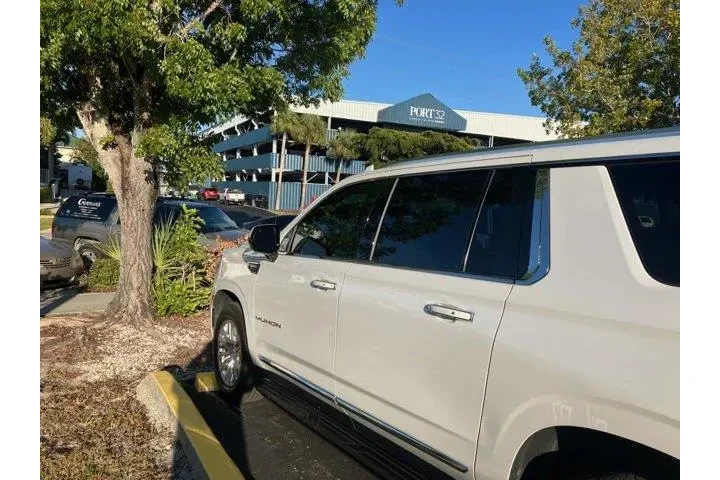 $37968 : GMC Yukon XL 2021 4x4 SLT 4d image 4