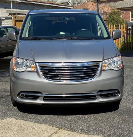 $7000 : 2015 Chrysler Town & Country T image 1