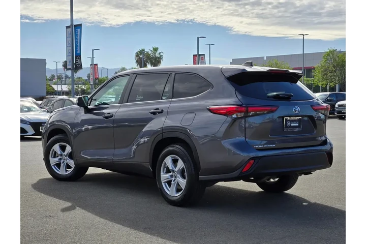 $34988 : Toyota Highlander 2023 L 4dr image 5