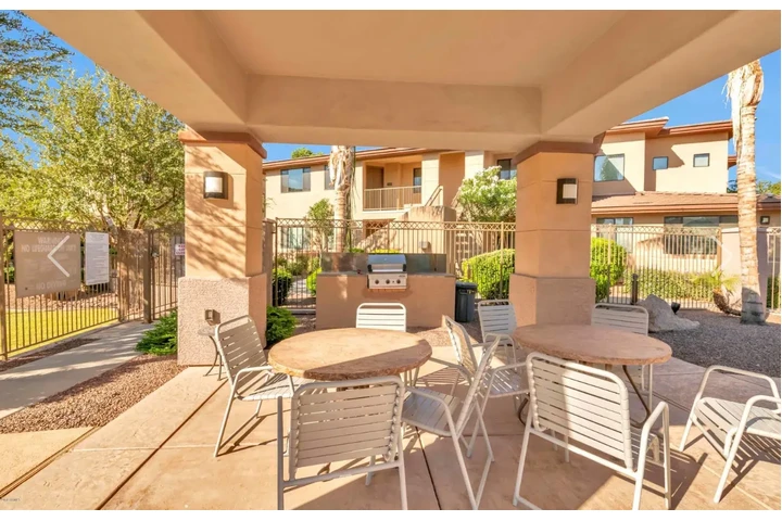 $1060 : Beautiful two bed  apartment image 8