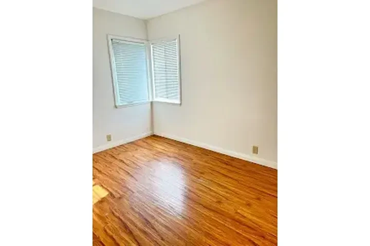 $2100 : COMPTON RENTO APTO. image 3