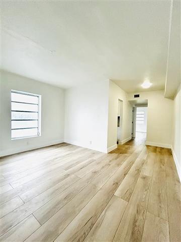 $800 : charming modern 2 bedroom image 2