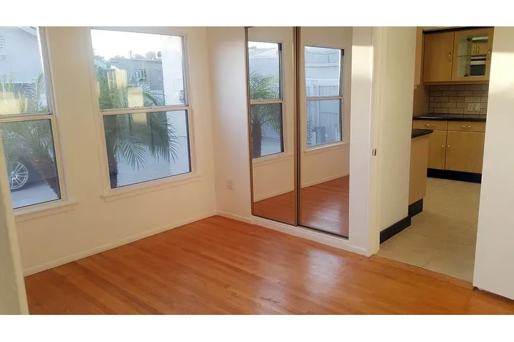 $1375 : North Hollywood 🏡 image 10