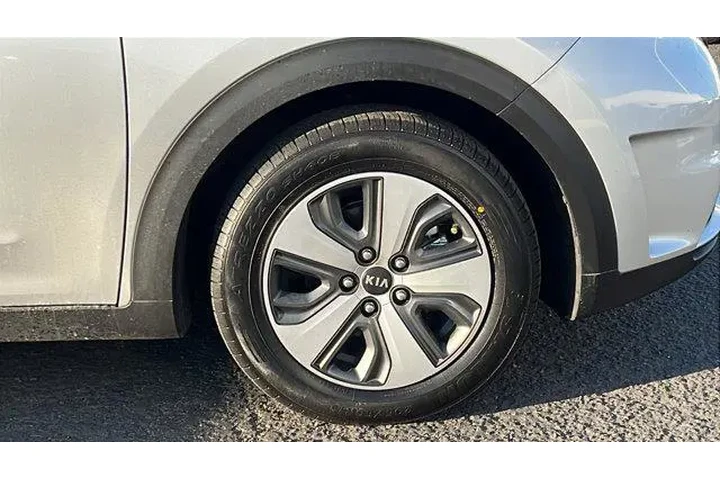 $15984 : Kia Niro 2018 FE 4dr Crossov image 2