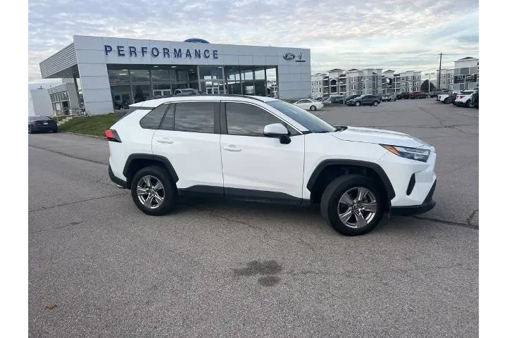 $23898 : Toyota RAV4 2023 AWD XLE 4dr image 3