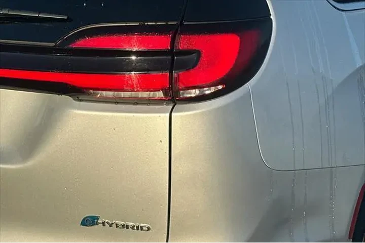 $26990 : Chrysler Pacifica Plug-In Hy image 5