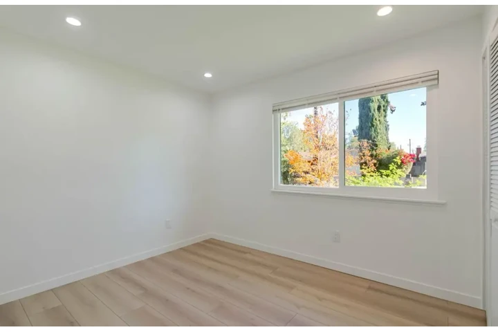 $2490 : 3 Bed 2 Bath Home in south LA image 7