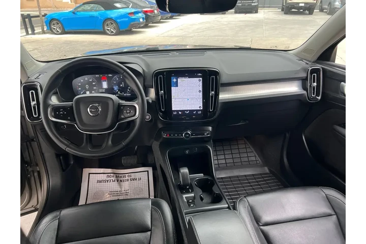 2022 XC40 T5 Momentum AWD image 9