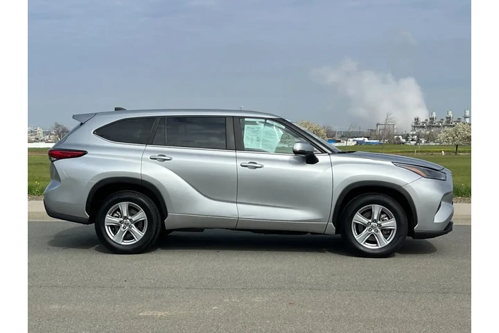 $33827 : Toyota Highlander 2023 L 4dr image 3