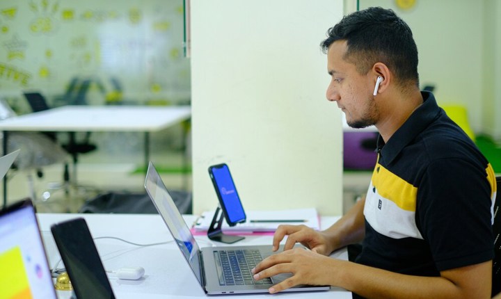 Joven trabajando o estudiando en su laptop