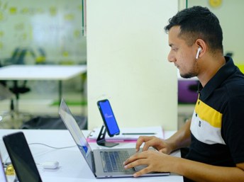 Joven trabajando o estudiando en su laptop