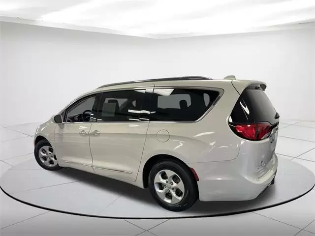 $13113 : Pre-Owned 2017 Pacifica Touri image 3