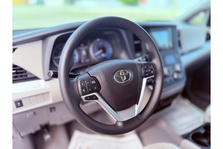 $17995 : Toyota Sienna image 1