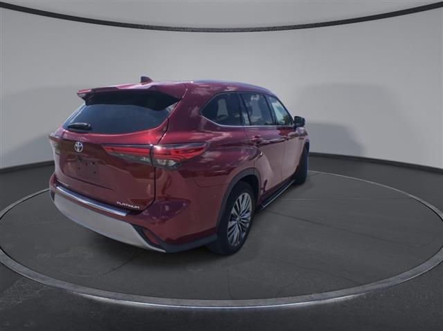 PRE-OWNED 2021 TOYOTA HIGHLAN image 8
