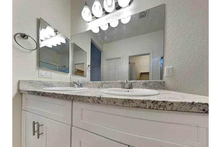 $1100 : 3bed/2bath Apartment image 6